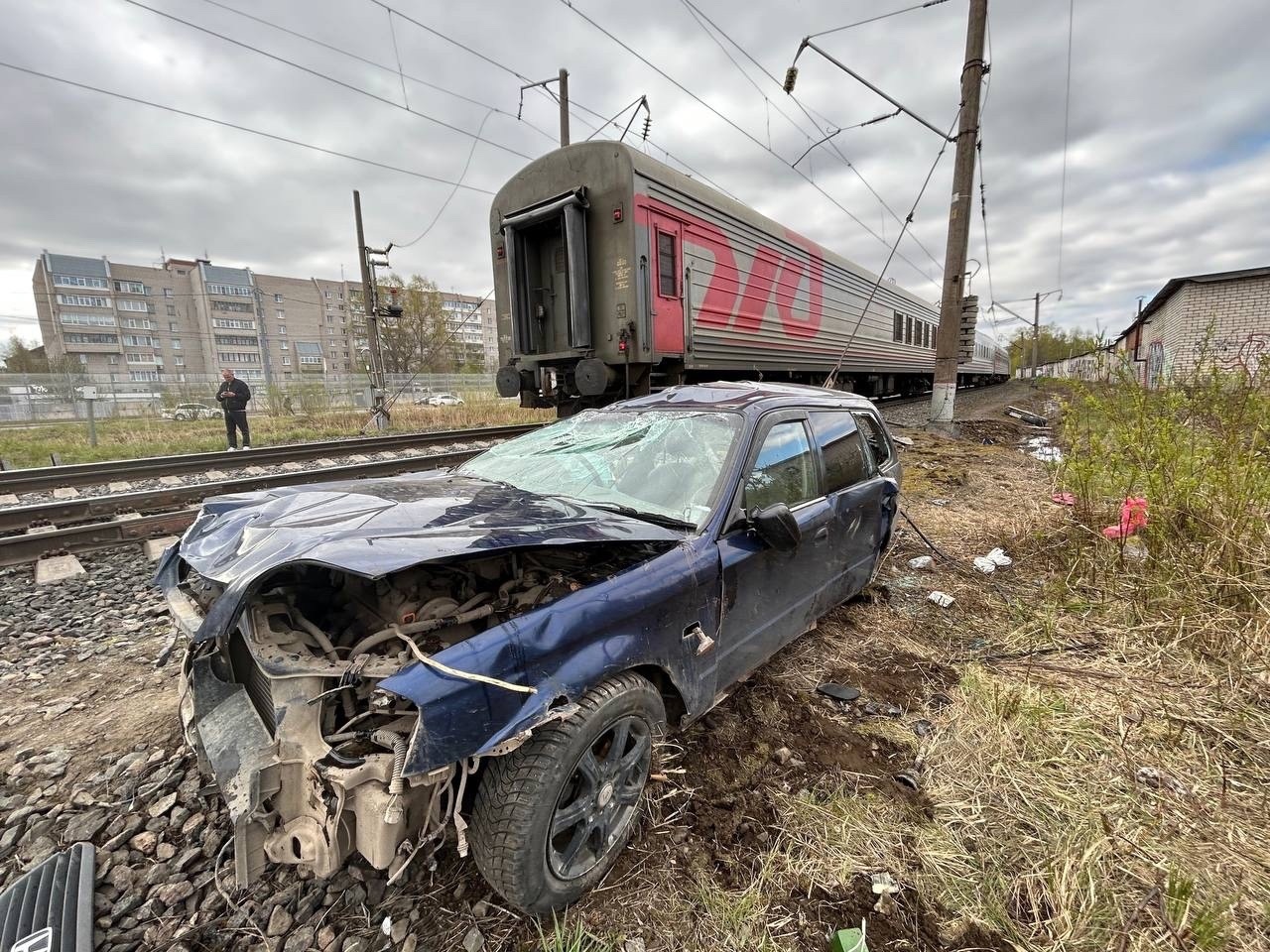 Пассажирский поезд сбил автомобиль в Вологде: есть погибший